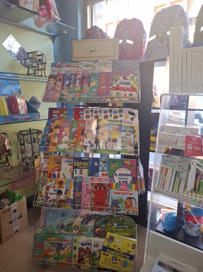 L’espositore dei libri per bambini: albi illustrati, libri da colorare e prime letture