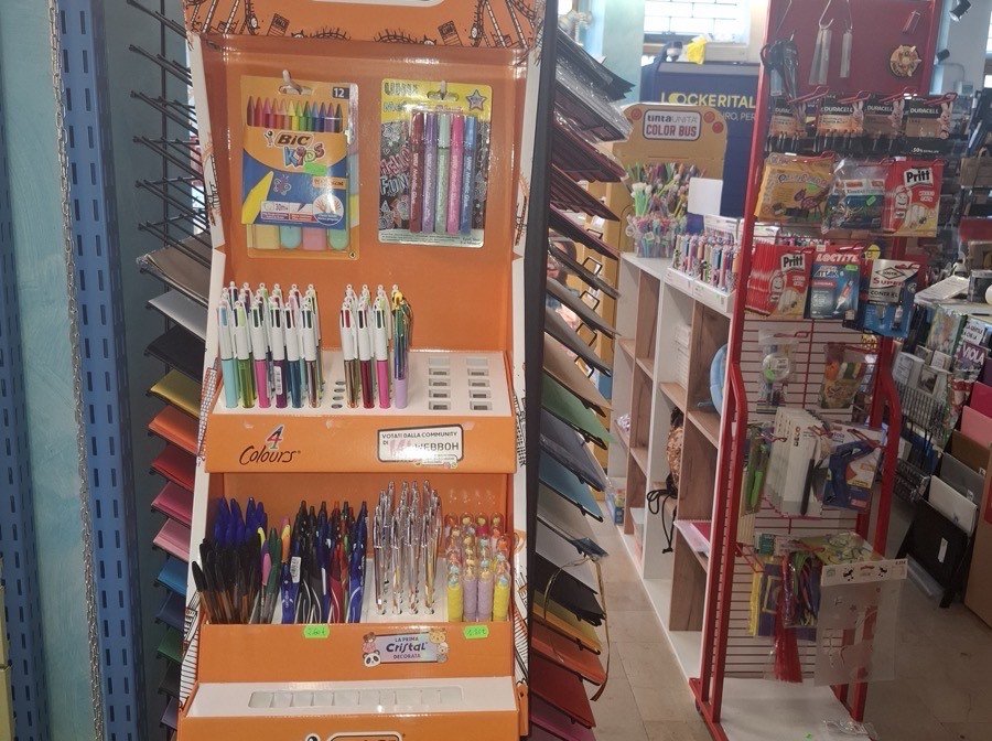 L’espositore Bic con penne e pennarelli, e il corridoio verso i cartoncini colorati