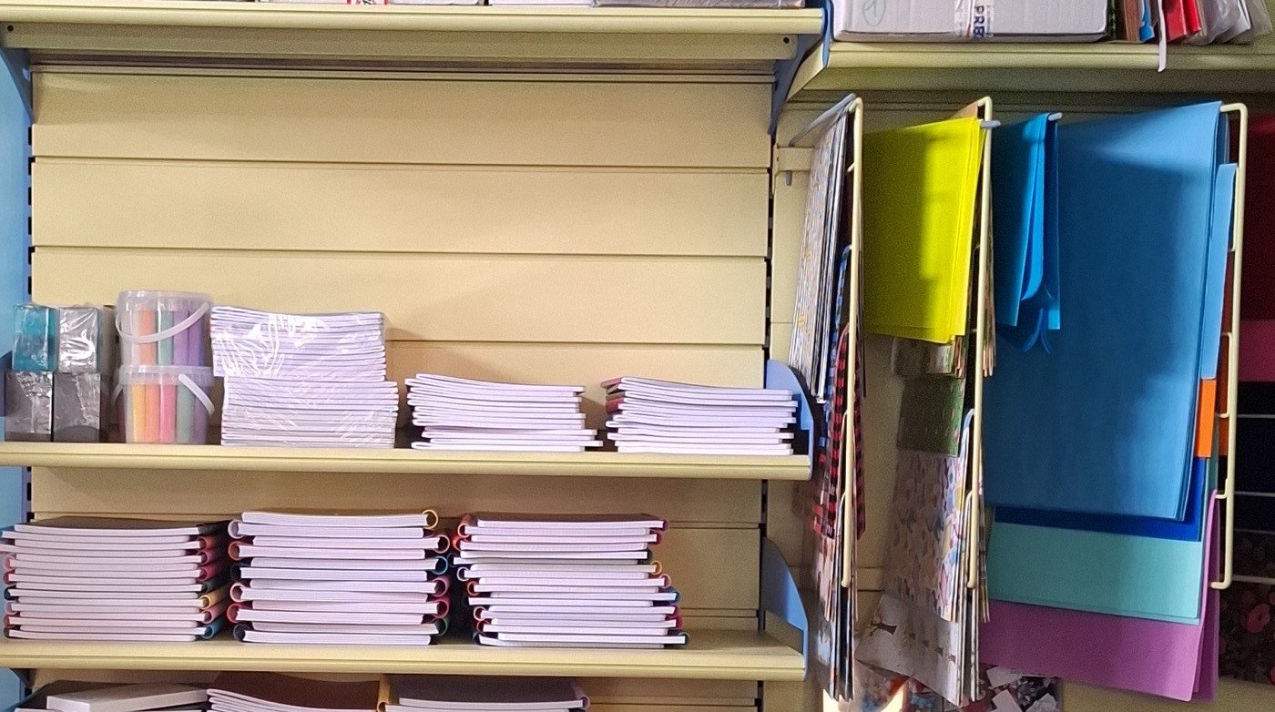 I ripiani con le risme di carta, i blocchi e i cartoncini colorati