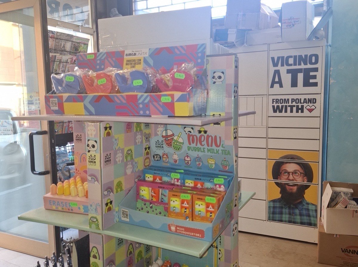 Il locker InPost dentro il negozio, accanto all’espositore delle idee regalo